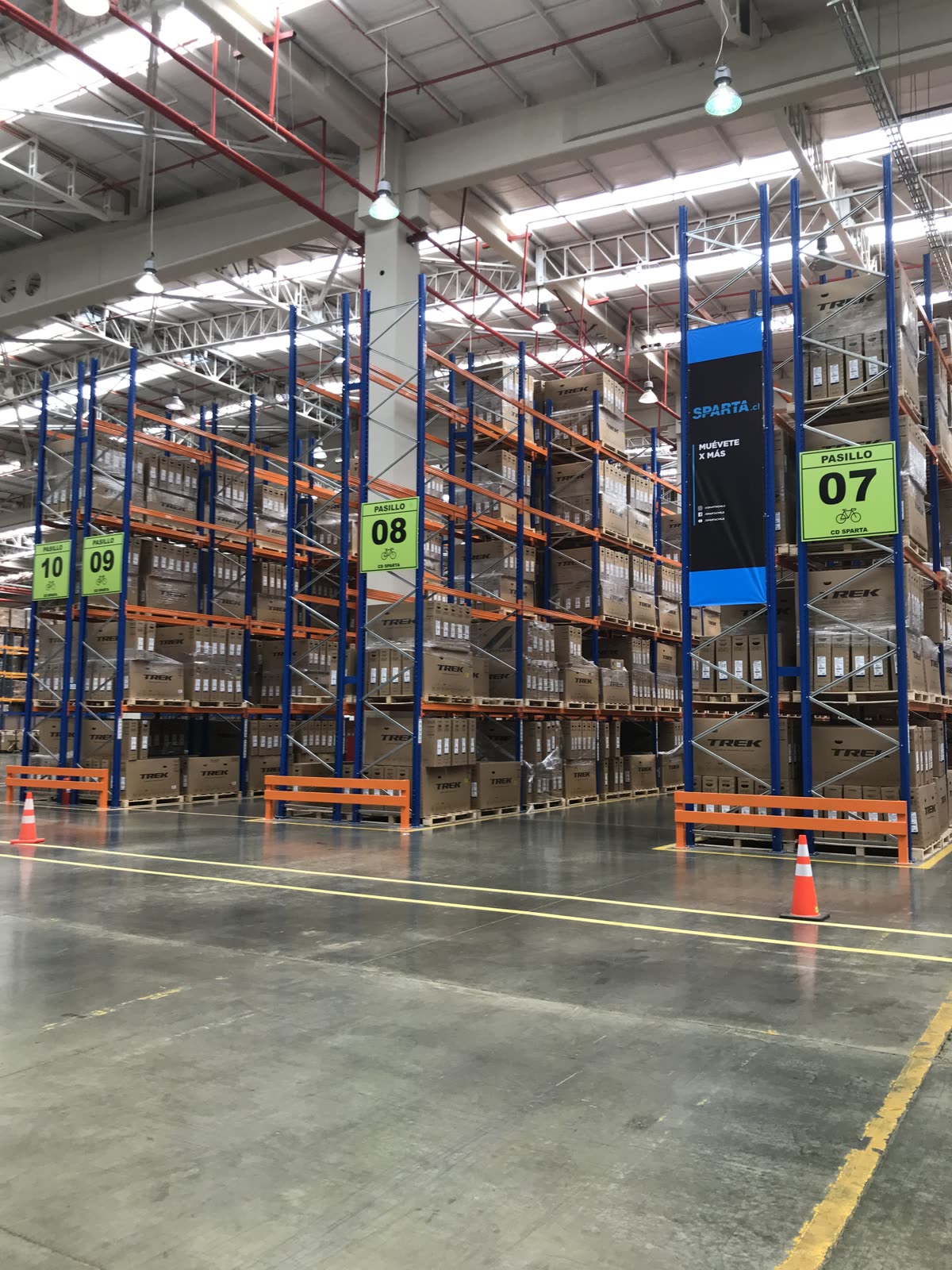 Bodega industrial con pasillos numerados y demarcación en el piso